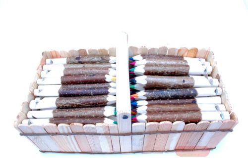 Bild von Holzpfeifen mit Wachsmalkreide ass. im Holzkorb - VE 100