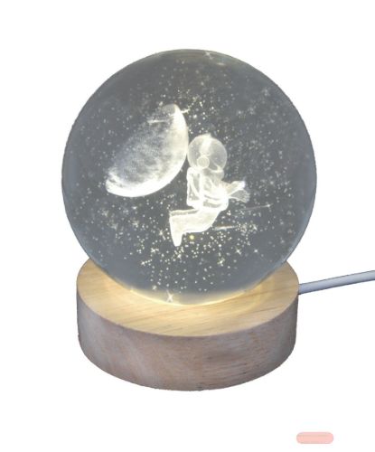 Bild von Klarglaskugel, ca.8cm, LED-Holzsockel mit USB, eingelasertes Motiv Astronaut
