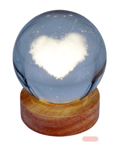 Bild von Klarglaskugel, ca.8cm, LED-Holzsockel mit USB, eingelasertes Motiv Herz