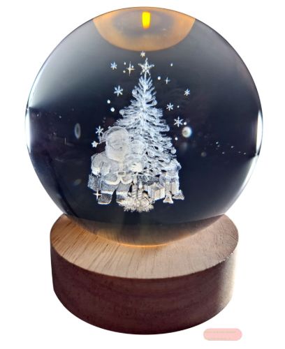 Bild von Klarglaskugel, ca.8cm, LED-Holzsockel mit USB, eingelasertes Motiv Niko mit Weihnachtsbaum