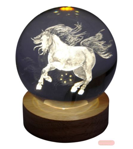 Bild von Klarglaskugel, ca.8cm, LED-Holzsockel mit USB, eingelasertes Motiv Pferd