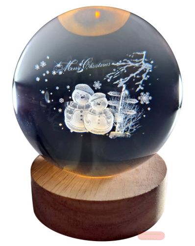 Bild von Klarglaskugel, ca.8cm, LED-Holzsockel mit USB, eingelasertes Motiv Schneemänner