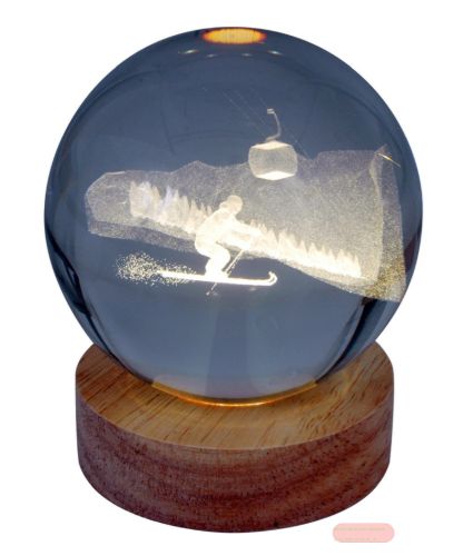 Bild von Klarglaskugel, ca.8cm, LED-Holzsockel mit USB, eingelasertes Motiv Skifahrer