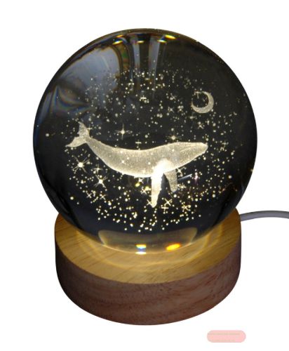 Bild von Klarglaskugel, ca.8cm, LED-Holzsockel mit USB, eingelasertes Motiv Wal