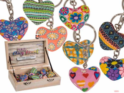 Bild von Schlüsselanhänger Clay Heart aus Modeliermasse, ca.4cm, mehrfach ass. in Holzkiste - VE 24