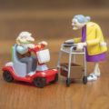 Bild von RACING GRANNY & GRANDAD PACK, ca.9cm, aufziehbar, 2er Set in Box - VE 6