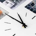 Bild von Wanduhr Trieste Black 50x50cm, Holz, für 8 Fotos 10x15cm, weiss