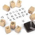 Bild von WOODEN LETTER STAMPS, 31er Set mit Sonderzeichen, ca.1,5cm, Box - VE 5